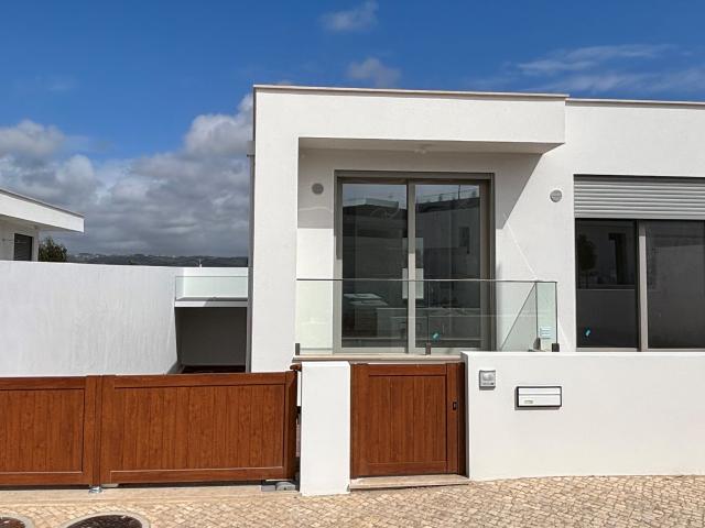 Moradia T2 com Piscina Privada em Salir do Porto