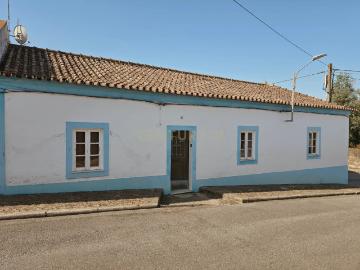 Moradia T2 com Potencial para T3 | Quintal, Poço e Excelente Luminosidade