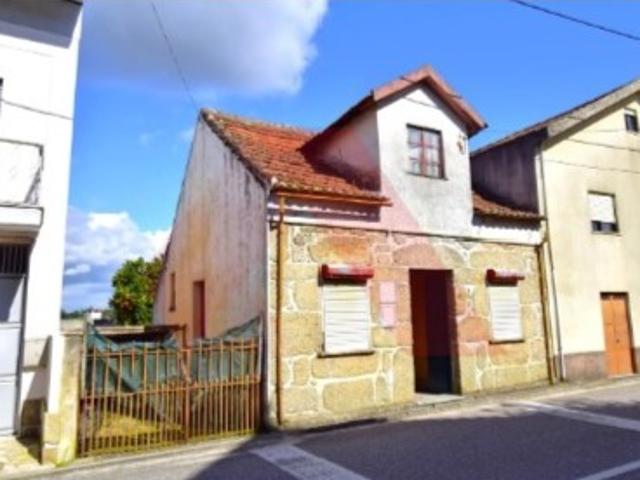 Moradia T2 com quintal no centro da Aldeia de Candosa Tábua