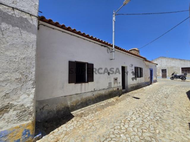 Moradia T2 com Quintal no Centro de Montoito | Ideal para Investimento em AL e Remodelação