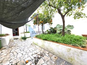 Moradia T2 com quintal, garagem e terraço no centro histórico da Vila de Redondo