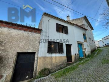 Moradia T2, com quintal, para venda em Salgueiro do Campo!