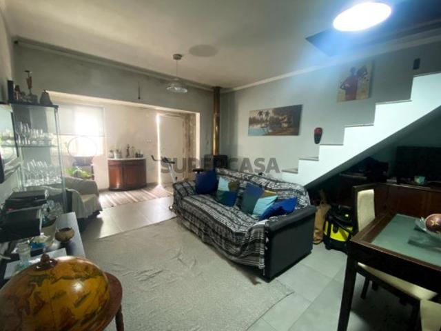 Moradia T2 com sótão aproveitado no Bairro da CAR em Camarate, Loures