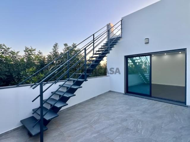 Moradia T2 Contemporânea com Rooftop e Vistas Deslumbrantes