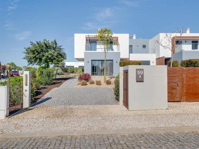 Moradia T2 de canto, com Jardim Exclusivo e Piscina no Pesta. 86m² Silves