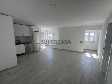 Moradia T2 de 1º andar situada na aldeia de Outeiro, a estrear!