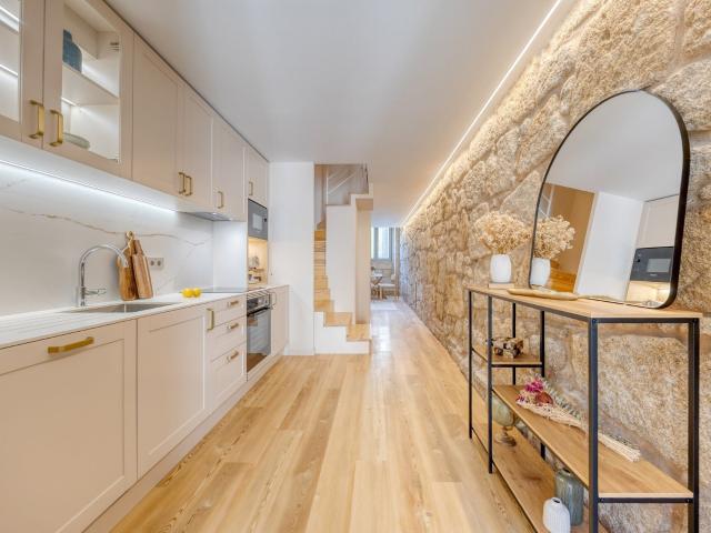 Moradia T2 distribuída por dois pisos, totalmente reabilitad. 55m² Porto