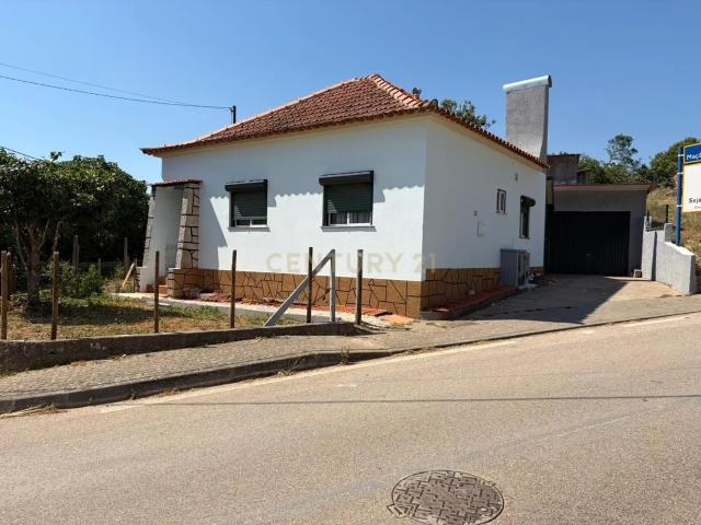 Moradia T2 em Maçãs de Dona Maria