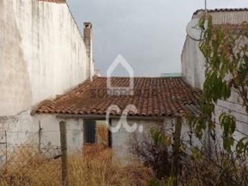 Moradia T2 em Santiago Maior e São João Baptista
