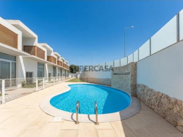 MORADIA T2 EM BANDA NO CONDOMÍNIO COM GARAGEM E PISCINA EM ALBUFEIRA