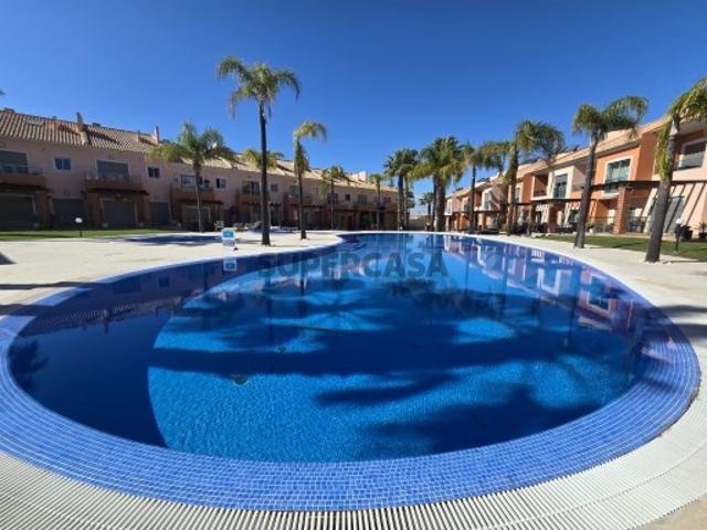 Moradia T2 em banda, com piscina e garagem em box, Albufeira, Algarve
