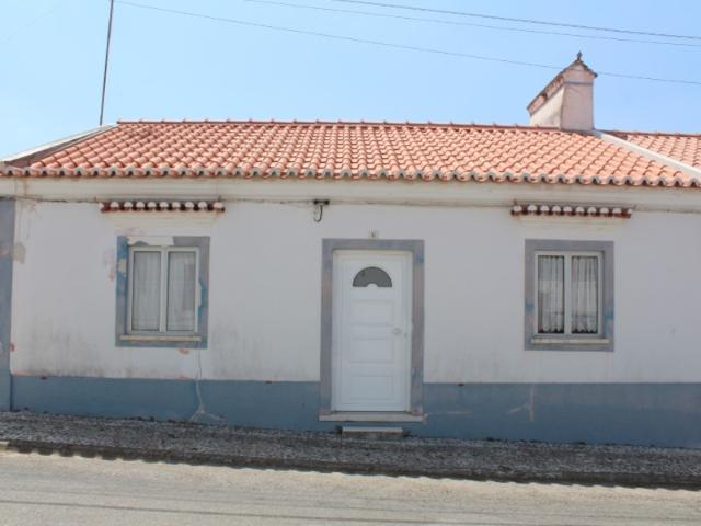 Moradia T2 em Bencatel com logradouro