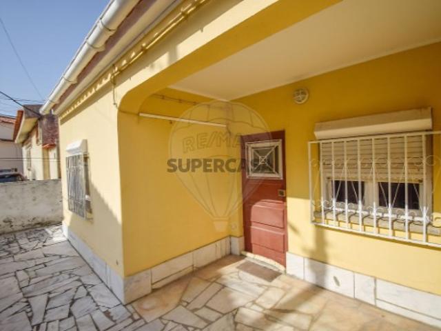 Moradia T2 em Carcavelos e Parede