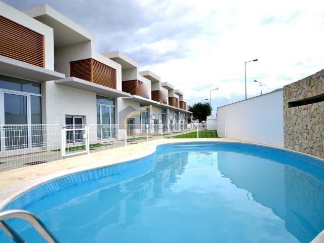 Moradia T2 em condominio com garagem e piscina