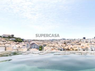 Moradia T2 em condomínio privado com piscina e jardim em Lisboa
