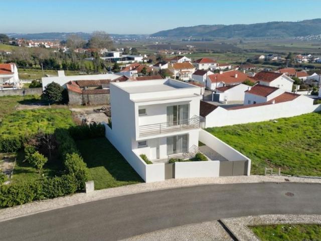 Moradia T2 em construção com 3 pisos e garagem, a 6kms da Nazaré e São Martinho
