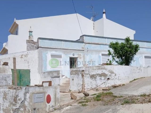 Moradia térrea T2 em remodelação com garagem, pátios e horta, Odeleite