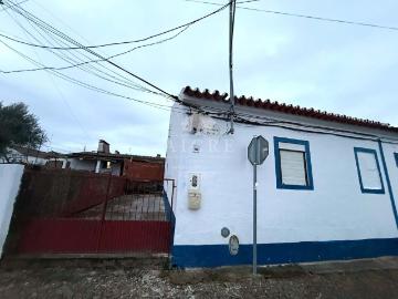 Moradia T2 em localização central nas Alcáçovas – Excelente oportunidade