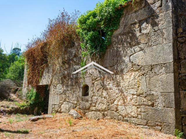 Moradia T2 em pedra com jardim e vistas desafogadas sobre Valença