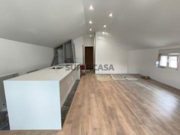 Moradia T2 em Remodelação Total em Freiria