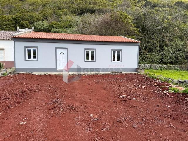Moradia T2 em Santa Cruz com 3 artigos Oportunidade de investimento!