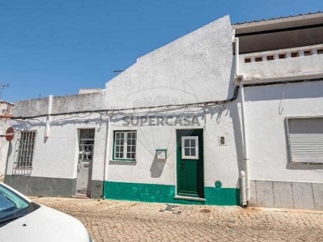 Moradia T2 em Santiago Maior e São João Baptista