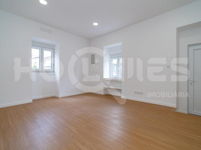 Moradia T2 em Taveiro | Totalmente Reconstruída | Painéis Fo. 80m² Taveiro, de Ameal e de Arzila