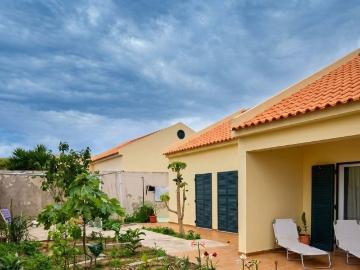Moradia T2 + Estúdio T1 Independente: Oportunidade Única em. 181m² Porto Santo