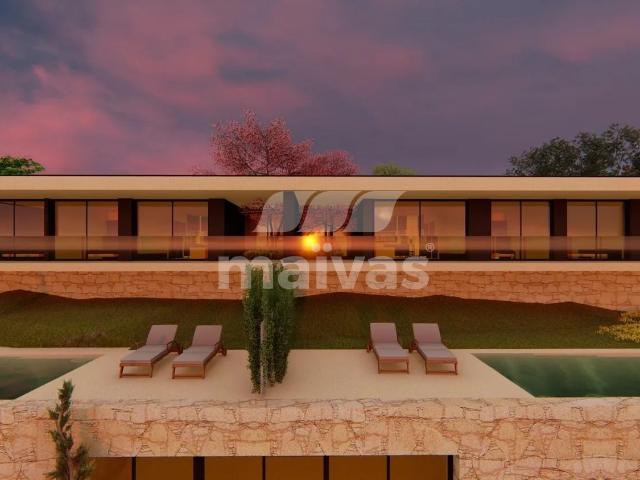 Moradia T2 Geminada de Arquitetura Contemporânea com Piscina