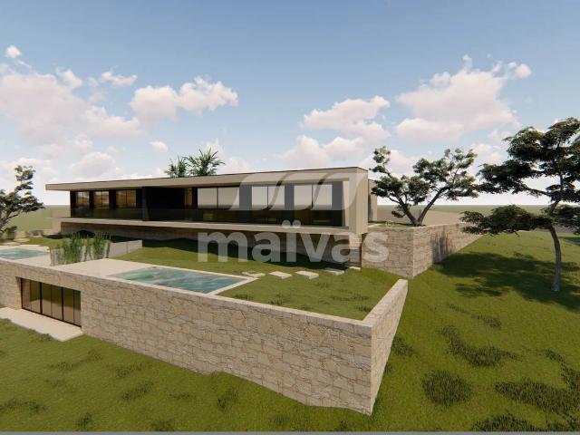 Moradia T2 Geminada de Arquitetura Contemporânea com Piscina