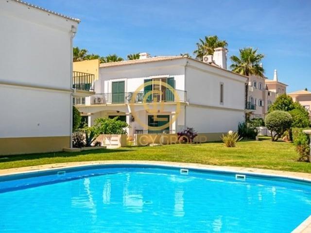 Moradia T2 geminada de canto com logradouro privativo, garagem em box e vista piscina a dois passos da Marina de Vilamoura