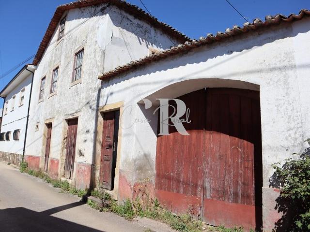 Moradia T2 geminada para renovação, com anexos e terreno, perto da Lousã