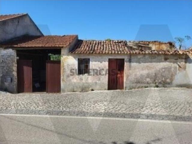 Moradia T2 inserida num terreno de 950m2