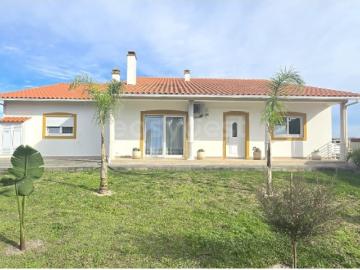 Moradia T2 inserida num lote de 1060 m2 proximo de Vieira de Leiria