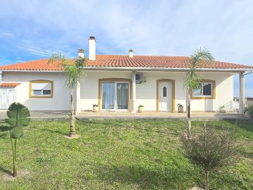 Moradia T2 inserida num lote de 1060 m2 proximo de Vieira de Leiria