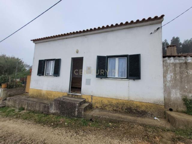 Moradia T2 isolada remodelada com jardim em Alenquer Casais Brancos