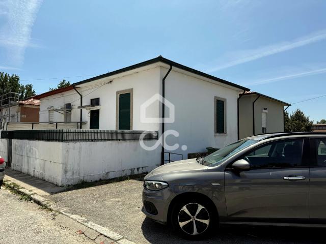 Moradia T2 para arrendamento com espaço exterior junto ao Metro de Salgueiros