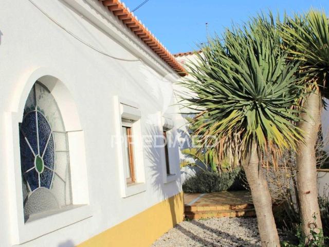 Moradia t2 para arrendar com jardim, centro santiago do cacém