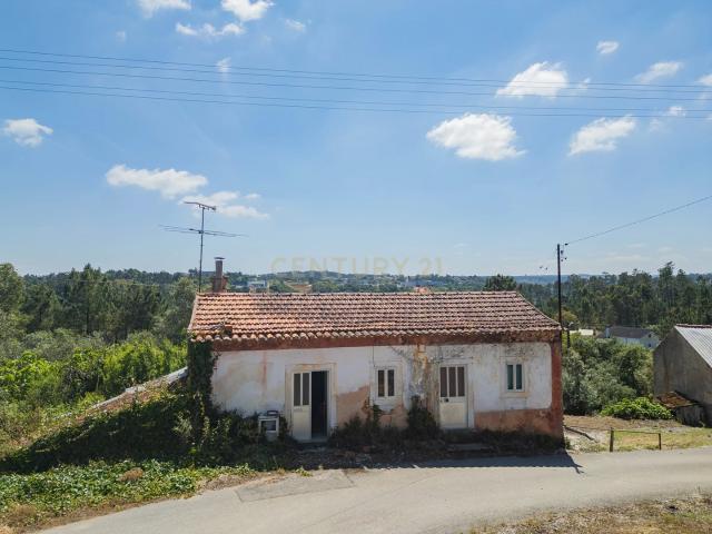 Moradia T2 para reconstrução em Casais da Abadia, Caxarias, Ourém