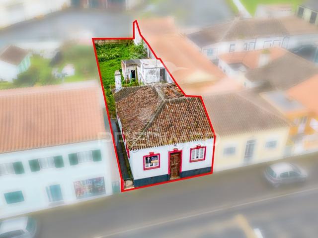Moradia T2 para Recuperação com Projeto Aprovado – Praia da Vitória
