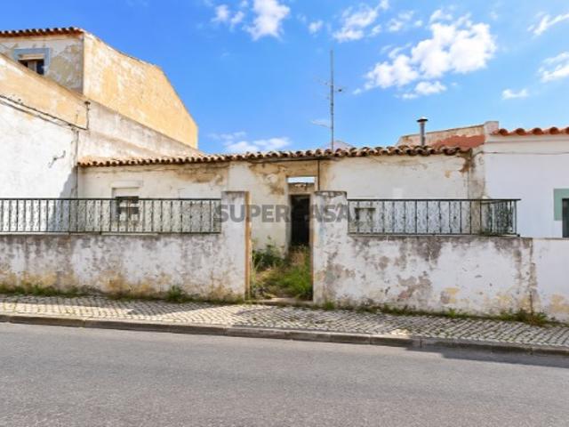 Moradia T2 para Recuperar no Centro de Ferreira do Alentejo Oportunidade de Investimento