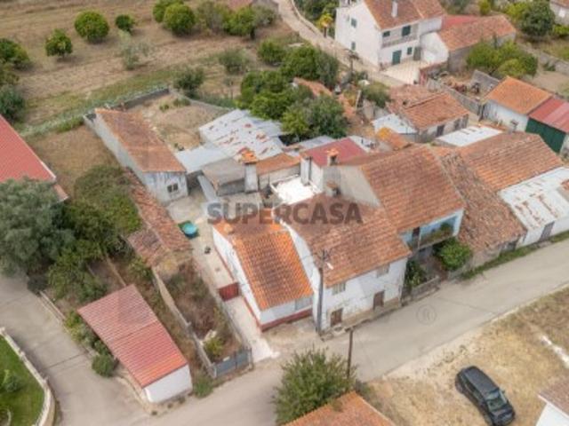 Moradia T2 para Recuperar com Terraço Próximo da Vila de Soure