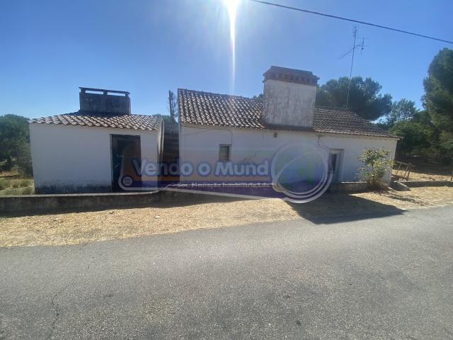 Moradia T2 para recuperar em Mora MOR070