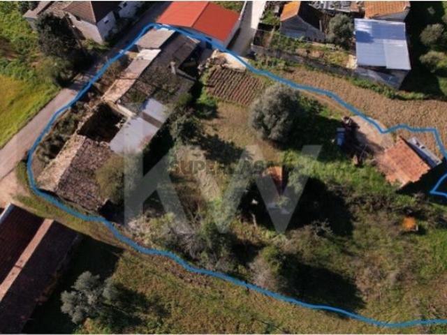 Moradia T2 para recuperar em Santo Ibério, Pombal, Leiria com terreno de 677 m2