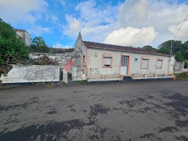 Moradia T2 para recuperar – Próxima do centro da Praia da Vitória