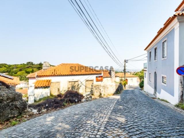 Moradia T2 para remodelar com projeto aprovado, em Sintra