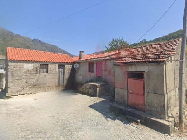 Moradia T2 para Remodelar em Cabril, Montalegre | Ideal para Investimento ou Projeto à Medida