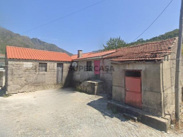Moradia T2 para Remodelar em Cabril, Montalegre | Ideal para Investimento ou Projeto à Medida