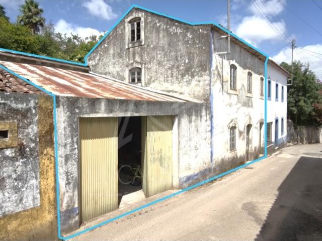 Moradia T2 para Remodelar | 324,95 m² | Garagem | Armazém | Logradouro | São Gregório Caldas da Rainha