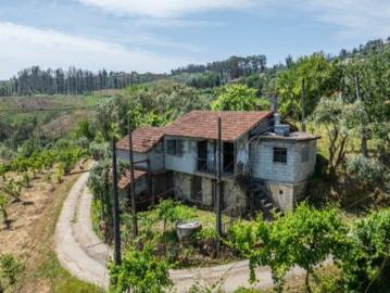 Moradia T2 para Restauro com Terrenos Adjacentes com Cerca de 5.000 m²